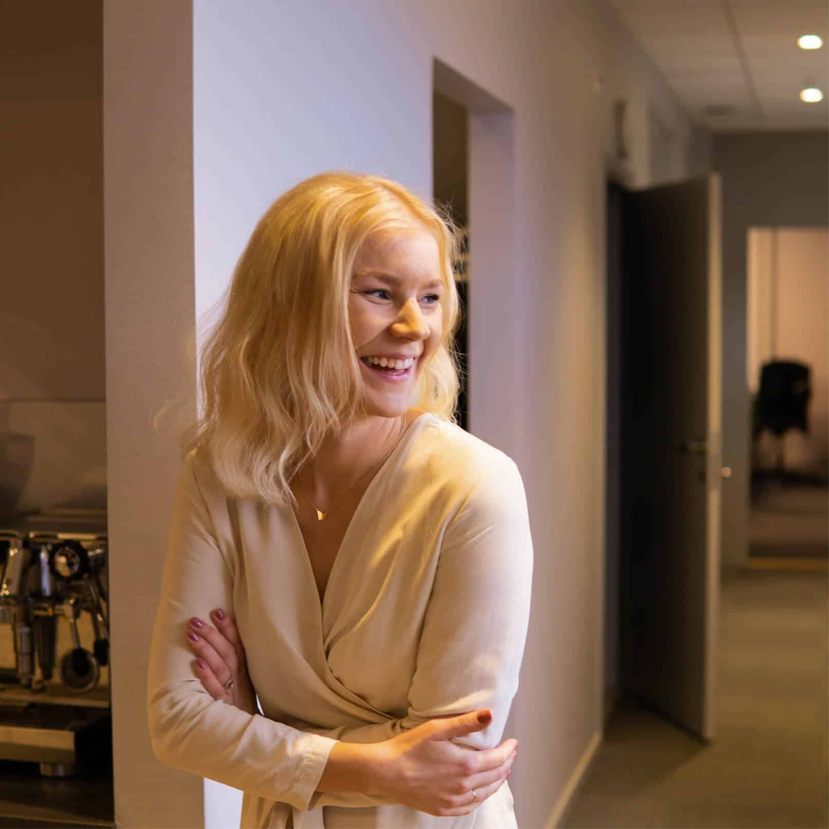 Glad medarbetare i OneLabs engagerade team för modern företagshälsa