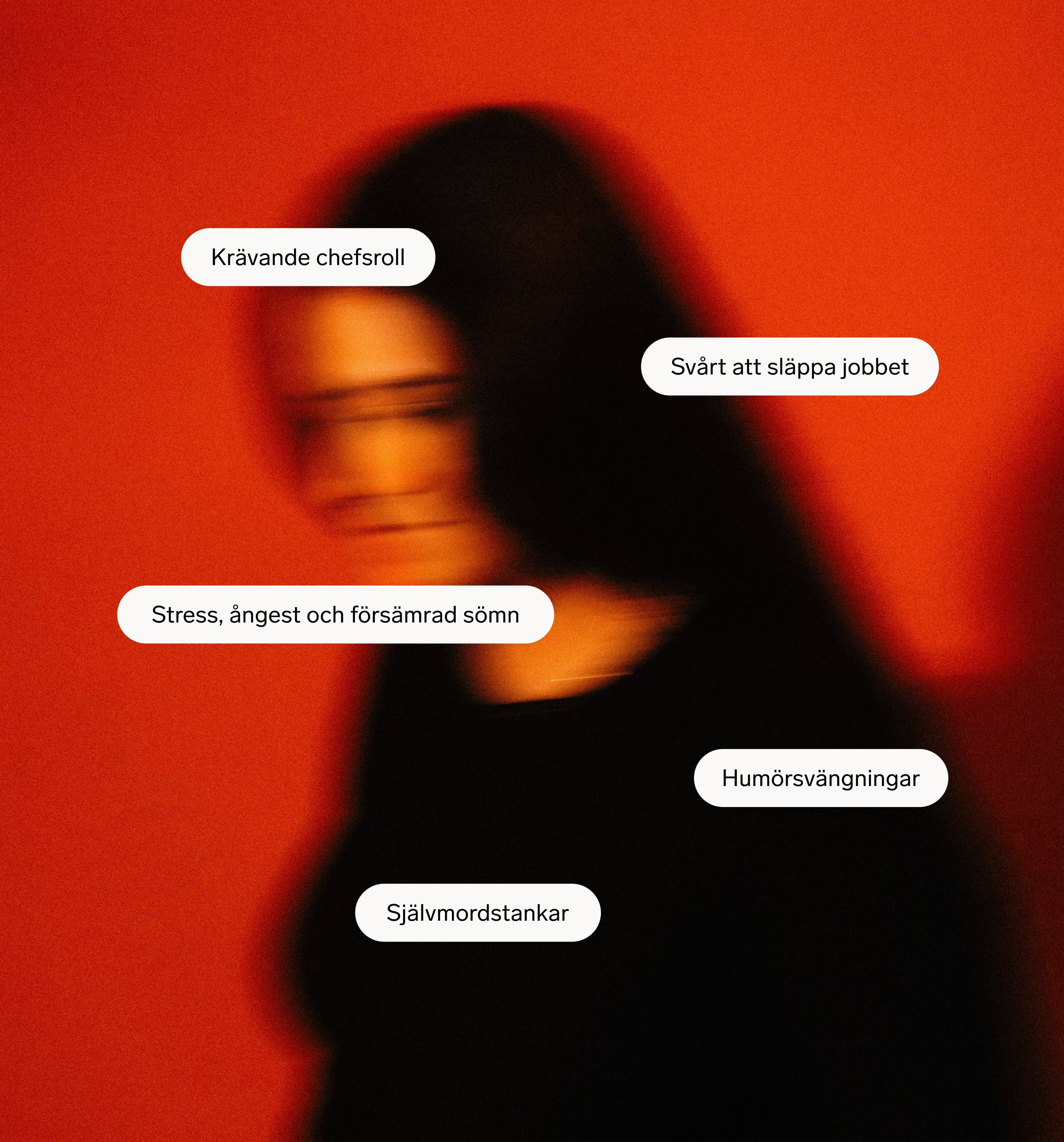 Suddig bild på kvinna mot röd bakgrund med etiketter som visar tecken på psykisk ohälsa, som stress, humörsvängningar och försämrad sömn